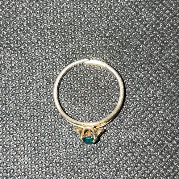 Adjustable metal ring with green gem - Picture 3 of 5